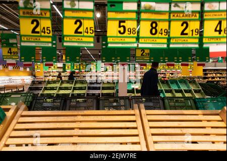 Ein Kunde geht an leeren Regalen im Auchan Supermarkt vorbei, Polen ...