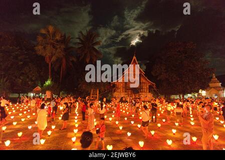 Boun Ock Phansaa im Wat Xiengthong in Luang Prabang, Laos 2020 mit Vollmond am Nachthimmel Stockfoto