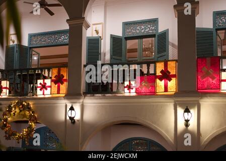 Beleuchtete Weihnachtspakete vor einem Hotel in Luang Prabang, Laos, während der Weihnachtszeit 2020. Stockfoto