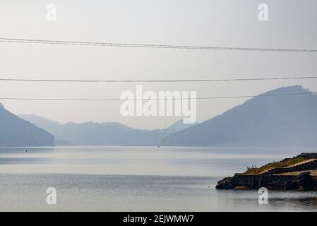 Stauseen, Seen und von Dämmen geformte Berginseln Stockfoto