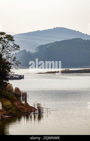 Stauseen, Seen und von Dämmen geformte Berginseln Stockfoto