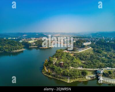 Stauseen, Seen und von Dämmen geformte Berginseln Stockfoto