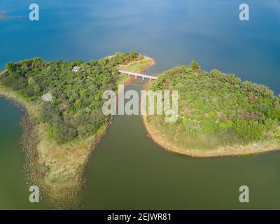 Stauseen, Seen und von Dämmen geformte Berginseln Stockfoto