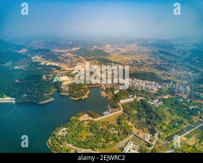 Stauseen, Seen und von Dämmen geformte Berginseln Stockfoto