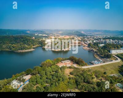 Stauseen, Seen und von Dämmen geformte Berginseln Stockfoto