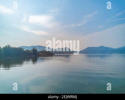 Stauseen, Seen und von Dämmen geformte Berginseln Stockfoto
