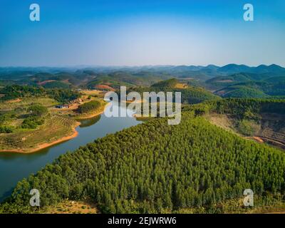 Stauseen, Seen und von Dämmen geformte Berginseln Stockfoto