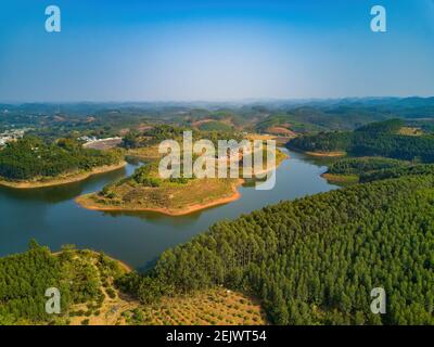 Stauseen, Seen und von Dämmen geformte Berginseln Stockfoto