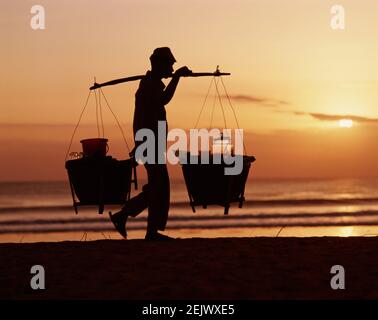 Asien, Indonesien, Bali, Kuta Beach, Silhouette des Getränkehersteller am Kuta Beach bei Sonnenuntergang Stockfoto