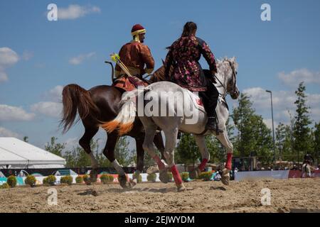 Reiter reiten in ihrer ethnischen Kleidung Stockfoto