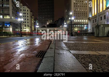 Nacht Blick auf den Cha Viaduct Radweg in einer regnerischen Nacht, in der Innenstadt von Sao Paulo Stockfoto