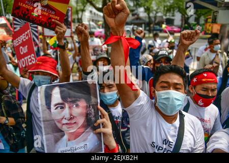 Myanmar Menschen in Thailand halten Plakate während der Organisation für eine Kundgebung gegen den Putsch in Myanmar einschließlich der Gewalt, die jetzt in Myanmar geschieht mit einem Vertreter der Menschen in Myanmar, um einen Brief an die Vereinten Nationen zu senden, um die Myanmar Militärregierung zu drängen, um zu stoppen Menschen, die gegen den Putsch vor dem Gebäude der Vereinten Nationen in Bangkok kämpfen, zu verletzen, forderte die Freilassung von Aung San Suu Kyi. Myanmars Militär nahm die staatliche Beraterin von Myanmar Aung San Suu Kyi fest und erklärte den Ausnahmezustand, während sie die Macht im Land für ein Jahr ergattete Stockfoto
