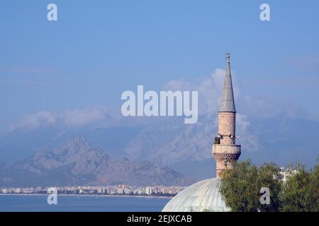 Antalya Altstadt im Süden der Türkei, Blick über ein Minarett auf das Meer, Strand und Berge. sep 2015 Stockfoto