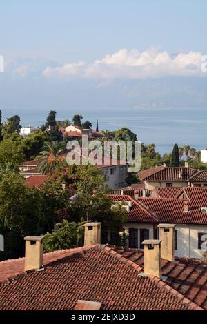 Antalya Altstadt im Süden der Türkei, Blick über die Dächer zum Meer und den Bergen. Sep. 2015 Stockfoto