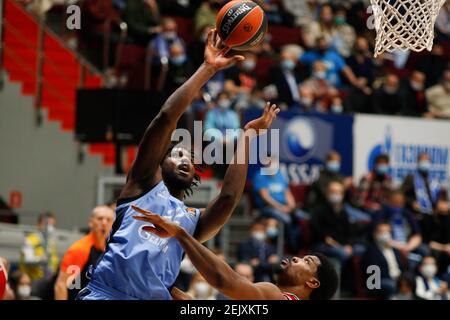 Sankt Petersburg, Russland. Februar 2021, 22nd. Alex Poythress (22) von Zenit schoss während der 2020/2021 Turkish Airlines EuroLeague Regular Season Round 25, einem Spiel zwischen dem FC Olimpia Milano und Zenit St. Petersburg in der Sibur Arena. (Endstand; Zenit St. Petersburg 79:70 Olimpia Milano) Credit: SOPA Images Limited/Alamy Live News Stockfoto