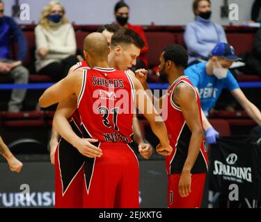 Sankt Petersburg, Russland. Februar 2021, 22nd. Caleb Tarczewski (15) und Shavon Shields (31) von Olimpia Milano (AX armani Exchange milano) im Einsatz während der 2020/2021 Turkish Airlines EuroLeague regulären Saison Runde 25, Spiel zwischen FC Olimpia Milano und Zenit St. Petersburg in der Sibur Arena. (Endstand; Zenit St. Petersburg 79:70 Olimpia Milano) Credit: SOPA Images Limited/Alamy Live News Stockfoto