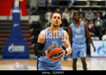 Sankt Petersburg, Russland. Februar 2021, 22nd. Mateusz Ponitka (25) von Zenit, im Einsatz während der 2020/2021 Turkish Airlines EuroLeague regulären Saison Runde 25, Spiel zwischen FC Olimpia Milano und Zenit St. Petersburg in der Sibur Arena. (Endstand; Zenit St. Petersburg 79:70 Olimpia Milano) Credit: SOPA Images Limited/Alamy Live News Stockfoto