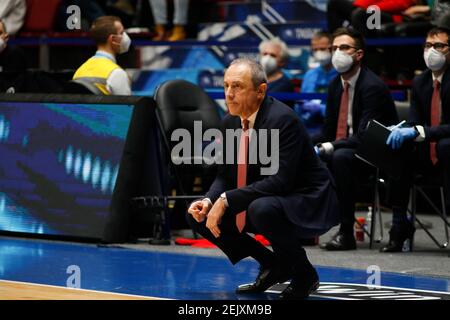 Sankt Petersburg, Russland. Februar 2021, 22nd. Cheftrainer Ettore Messina von Olimpia Milano (AX armani Exchange milano) in Aktion während der 2020/2021 Turkish Airlines EuroLeague regulären Saison Runde 25, Spiel zwischen FC Olimpia Milano und Zenit St. Petersburg in der Sibur Arena. (Endstand; Zenit St. Petersburg 79:70 Olimpia Milano) Credit: SOPA Images Limited/Alamy Live News Stockfoto