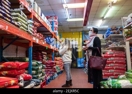 London, Großbritannien. Februar 2021, 22nd. Menschen mit Gesichtsmasken im Tesco Supermarkt in London gesehen. Premierminister Boris Johnson enthüllt Plan zur Beendigung der Beschränkungen Englands. Ein neuer vier-Schritte-Plan zur Lockerung der englischen Sperre könnte bis zum 21. Juni alle gesetzlichen Grenzen für soziale Kontakte aufgehoben werden, wenn strenge Bedingungen erfüllt werden. Kredit: SOPA Images Limited/Alamy Live Nachrichten Stockfoto