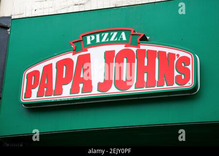 London, Großbritannien. Februar 2021, 22nd. Papa Johns Logo ist an einer ihrer Filialen zu sehen. Kredit: SOPA Images Limited/Alamy Live Nachrichten Stockfoto