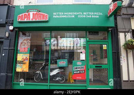 London, Großbritannien. Februar 2021, 22nd. Papa Johns Logo ist an einer ihrer Filialen zu sehen. Kredit: SOPA Images Limited/Alamy Live Nachrichten Stockfoto