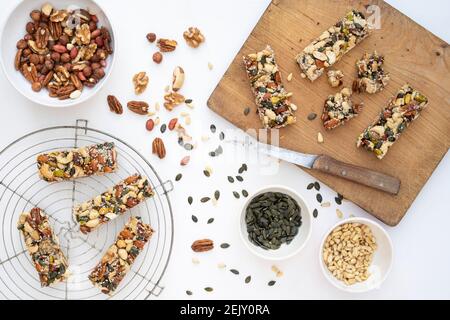 Hausgemachte Honig-, Nuss- und Samenriegel auf weißem Hintergrund Stockfoto