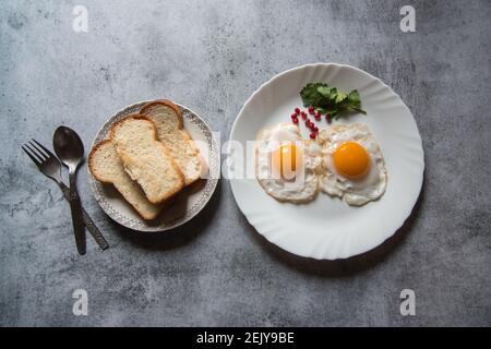 Brotscheiben und eierpoaches sind eine beliebte Frühstückzutat. Draufsicht, selektiver Fokus. Stockfoto