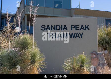 Albuquerque, New Mexico USA-Februar 20sth 2021: Sandia Peak Tramway Eingangsschild vor dem Gebäude, das die Passagiere zum Aufsteigen auf den Berg begrüßt. Stockfoto