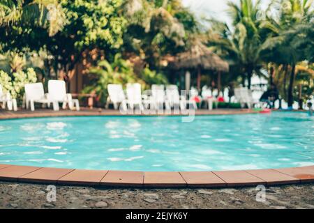 Abstrakter Luxus-Swimmingpool im Hotel. Stockfoto