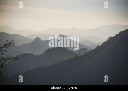 Sonnenuntergangsatmosphäre in der Gegend von Phou Khun zwischen Vientiane und Luang Prabang in den Bergen Stockfoto