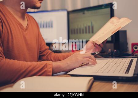 Ein Mann, der auf dem Laptop tippt. Arbeit zu Hause und Bildung zu Hause Konzept. Stockfoto