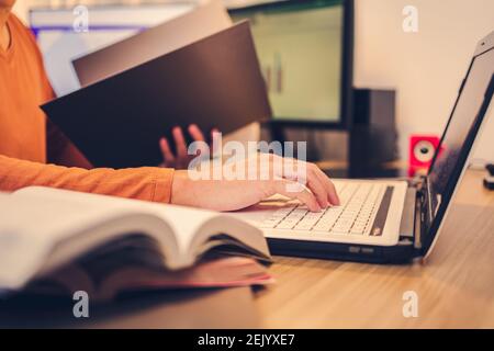 Ein Mann, der auf dem Laptop tippt. Arbeit zu Hause und Bildung zu Hause Konzept. Stockfoto
