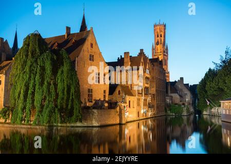Belgien, Brügge, der Belfried von Brügge und die Altstadt vom Kanal bei der Dämmerung Stockfoto
