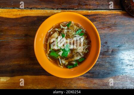 Entennudel oder Reis vermicelli mit geschmortem Entenfleisch in Gewürzsuppe, dies ist köstliche lokale Küche Essen von thailand oder Asien Region. Selektiver Fokus. Stockfoto