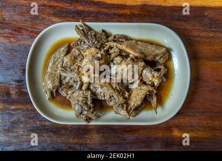 Gekochte Entenflügel Einkochen in Sojasauce chinesischen Stil auf weißem Gericht. Selektiver Fokus. Stockfoto