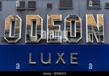 London, Großbritannien. Februar 2021, 22nd. Ein Odeon Luxe Schild auf seinem Gebäude im Londoner Haymarket.Kinos werden voraussichtlich ab dem 17th. Mai wiedereröffnet, da der britische Premierminister Boris Johnson seinen Fahrplan aus der Lockdown für England ankündigt.Quelle: Dave Rushen/SOPA Images/ZUMA Wire/Alamy Live News Stockfoto