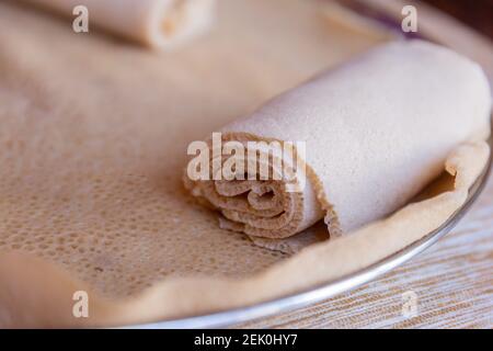 Injera ist ein Sauerteig-Fladenbrot aus Teffmehl. Es ist das Nationalgericht von Äthiopien, Eritrea, Somalia und Dschibuti Stockfoto