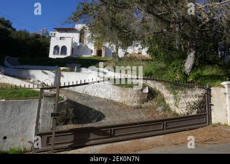 Los Angeles, Kalifornien, USA 22nd. Februar 2021 EIN allgemeiner Blick auf die Atmosphäre des Los Feliz Murder House, in dem Dr. Harold Perelson seine Tochter attackierte und seine Frau ermordete, beging dann am 22. Februar 2021 in Los Angeles, Kalifornien, USA, Selbstmord am 2475 Glendower Place. Foto von Barry King/Alamy Stockfoto Stockfoto