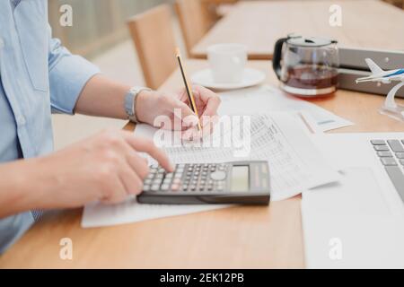 Geschäftsmann mit Bleistift Überprüfung Dokument-Daten-Rechner zur Berechnung Budget Buchhaltung. Finanz-und Rechnungswesen Konzept Stockfoto