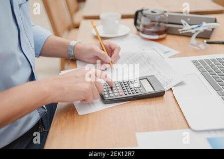 Geschäftsmann mit Taschenrechner für die Berechnung Budget Buchhaltung, Geschäftsdaten. Finanz-und Rechnungswesen Konzept Stockfoto