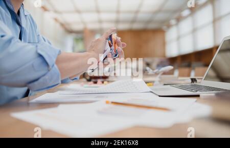 Verärgerte Geschäftsleute zerbrechen Geschäftsdatendokumente. Geschäft scheitern, ernstes oder wütendes Konzept. Stockfoto