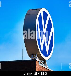 Volkswagen-Logo auf dem Verwaltungsgebäude der Zentrale im Automobilwerk Wolfsburg, 21. Februar 2021 Stockfoto