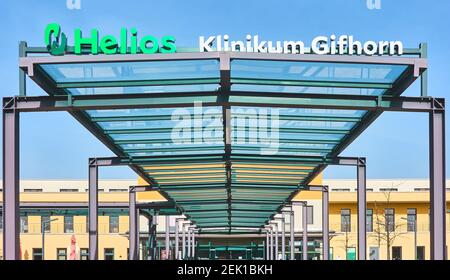 Überdachtes Eingangsportal der Helios Kliniken Gruppe in Gifhorn, 20. Februar 2021 Stockfoto