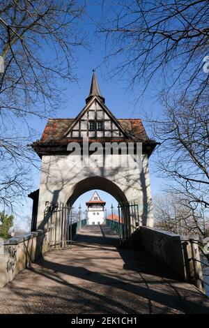 Berlin, Deutschland. Februar 2021, 22nd. Die Brückenstore der Abteibrücke, die den Treptower Park und die Jugendinsel über die Spree verbindet. Quelle: Jens Kalaene/dpa-Zentralbild/ZB/dpa/Alamy Live News Stockfoto