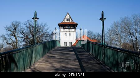 Berlin, Deutschland. Februar 2021, 22nd. Die Abteibrücke mit Brückentor, die den Treptower Park und die Jugendinsel über die Spree verbindet. Quelle: Jens Kalaene/dpa-Zentralbild/ZB/dpa/Alamy Live News Stockfoto