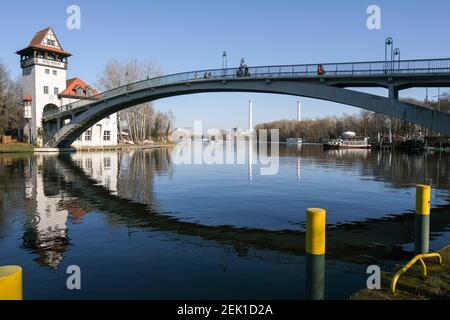 Berlin, Deutschland. Februar 2021, 22nd. Die Abteibrücke über die Spree verbindet den Treptower Park mit der Jugendinsel (l). Quelle: Jens Kalaene/dpa-Zentralbild/ZB/dpa/Alamy Live News Stockfoto