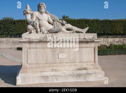 Le Tibre (der Tibor) Marmorstatue im Garten der Tuilerien an einem Herbsttag mit klarem blauen Himmel in Paris, Frankreich Stockfoto