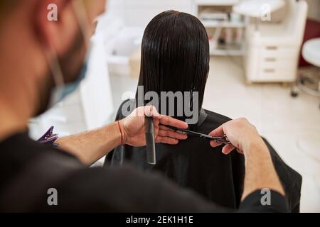 Frau, die ihr Haar von einem Coiffeur geschnitten Stockfoto