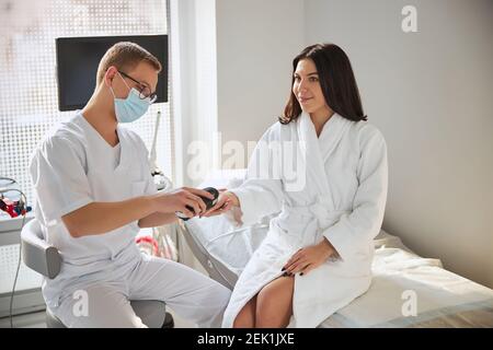 Frau, die ihren Gesundheitszustand in einem Wellness-Center überprüfen lassen Stockfoto