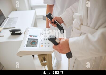 Der Arzt überprüft seine Gesundheit auf einer modernen Ausrüstung Stockfoto